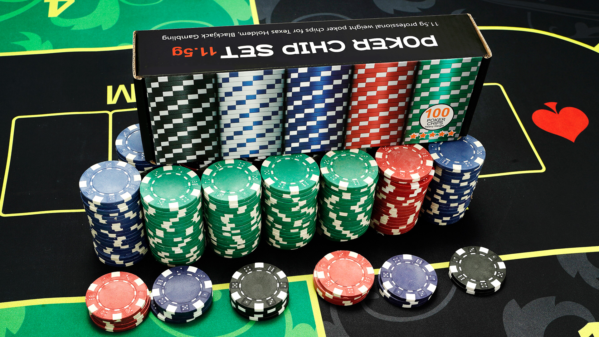 Mesa de Blackjack com cartas e fichas